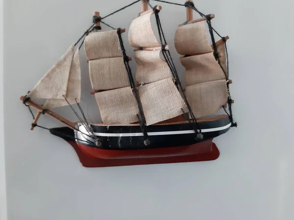 Handgemachtes Segelboot Über Dem Tisch Schwarz Weißem Hintergrund — Stockfoto