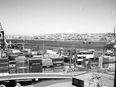Valparaiso, Şili - 11 / 01 / 2020: Gökdelenlerin ve Valparaiso kentinin liman sanayisinin güzel fotoğrafları. Arka planda mavi gökyüzü ve şehrin panoramik manzarası.