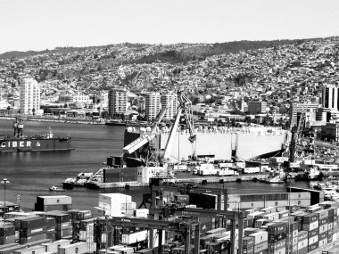 Valparaiso, Şili - 11 / 01 / 2020: Gökdelenlerin ve Valparaiso kentinin liman sanayisinin güzel fotoğrafları. Arka planda mavi gökyüzü ve şehrin panoramik manzarası.