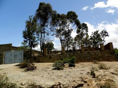 Tesseney, Eritre - 10 / 11 / 2020: Etiyopya 'nın bord yakınlarındaki köylerden manzaranın güzel fotoğrafları. Evcil hayvanlarla dolu eski çöl köyleri..