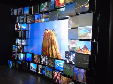 Milan, İtalya - 05 / 05 / 2015: Yemek teması konulu Evrensel Sergi sırasında Milano 'da bir gezi. İnsanlar yeni gelenekler ve yemekler keşfetmekten hoşlanırlar..