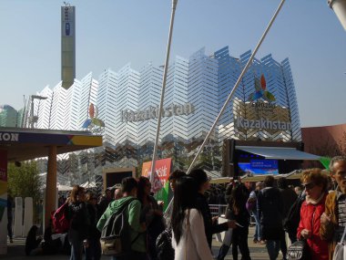 Milan, İtalya - 05 / 05 / 2015: Yemek teması konulu Evrensel Sergi sırasında Milano 'da bir gezi. İnsanlar yeni gelenekler ve yemekler keşfetmekten hoşlanırlar..