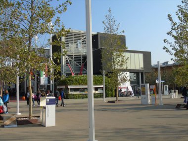 Milan, İtalya - 05 / 05 / 2015: Yemek teması konulu Evrensel Sergi sırasında Milano 'da bir gezi. İnsanlar yeni gelenekler ve yemekler keşfetmekten hoşlanırlar..