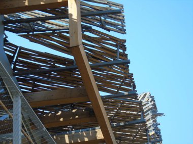 Milan, İtalya - 11 / 06 / 2015: Milano 'daki yemek teması üzerine düzenlenen Evrensel Sergi sırasında Asya' daki tipik binaların eski bir tasarımının şaşırtıcı bir şekilde inşası. Chiana ve Tayland kalabalıkla birlikte duruyor..