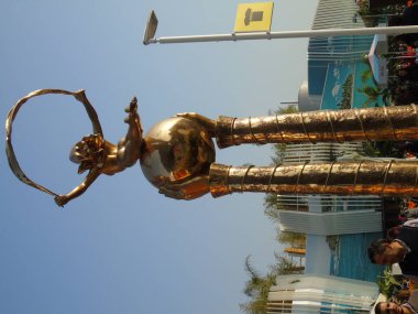 Milan, İtalya - 11 / 06 / 2015: Milano 'daki yemek teması üzerine düzenlenen Evrensel Sergi sırasında Asya' daki tipik binaların eski bir tasarımının şaşırtıcı bir şekilde inşası. Chiana ve Tayland kalabalıkla birlikte duruyor..