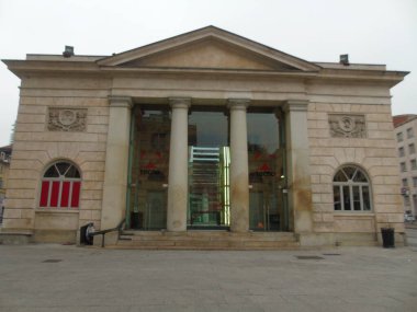 Milan, İtalya - 11 / 06 / 2015: Milano 'daki yemek teması üzerine düzenlenen Evrensel Sergi sırasında Asya' daki tipik binaların eski bir tasarımının şaşırtıcı bir şekilde inşası. Chiana ve Tayland kalabalıkla birlikte duruyor..