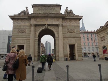 Milan, İtalya - 11 / 06 / 2015: Milano 'daki yemek teması üzerine düzenlenen Evrensel Sergi sırasında Asya' daki tipik binaların eski bir tasarımının şaşırtıcı bir şekilde inşası. Chiana ve Tayland kalabalıkla birlikte duruyor..