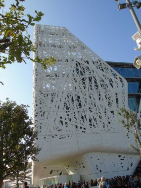 Milan, İtalya - 05 / 05 / 2015: Yemek teması konulu Evrensel Sergi sırasında Milano 'da bir gezi. İnsanlar İtalyan pavyonunun yeni gelenekleri ve modern mimarisini keşfetmekten zevk alıyorlar..