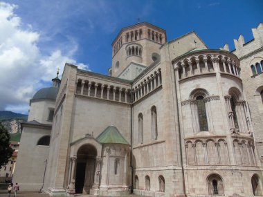 Liguria, İtalya - 12 / 01 / 2020: Küçük Ligurian köylerinden eski binalar ve köprüler. Arka planda deniz kenarı olan Roma ve ortaçağ mimarisi. 