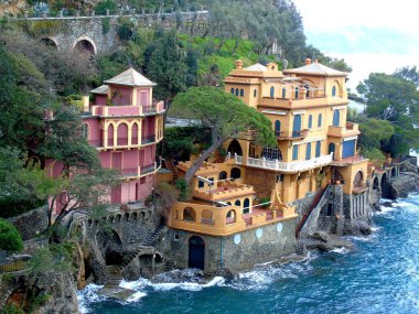 Liguria, İtalya - 12 / 01 / 2020: Küçük Ligurian köylerinden eski binalar ve köprüler. Arka planda deniz kenarı olan Roma ve ortaçağ mimarisi. 
