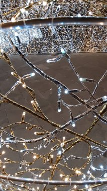 Cenova, İtalya - 12 / 02 / 2020: Cenova sokaklarında kış aylarında sanatsal bir geçmişe sahip muhteşem bir Noel süslemesi ışıkları ve o anı birleştiren bazı insanlar