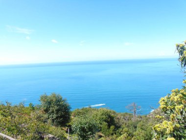 Cinque Terre, İtalya - 09 / 02 / 2020: Bir kıyı balıkçı köyünün güzel manzarası, pek çok küçük renkli ev manzarası, Cinque Terre adlı küçük İtalyan kasabasının geleneksel mimarisi