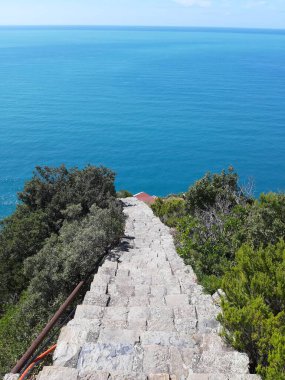 Cinque Terre, İtalya - 09 / 02 / 2020: Bir kıyı balıkçı köyünün güzel manzarası, pek çok küçük renkli ev manzarası, Cinque Terre adlı küçük İtalyan kasabasının geleneksel mimarisi