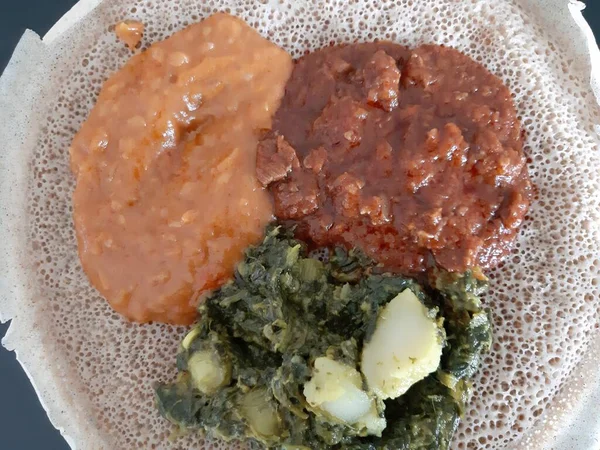 Asmara Eritreia 2021 Comida Etíope Eritreu Variedade Pratos Principais Injera — Fotografia de Stock