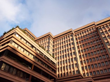 Cenova, İtalya - 14 Ocak 2021: Cenova şehir merkezinde modern inşaat, kışın arka planda gri ve mavi gökyüzü olan güzel yüksek gökyüzü.