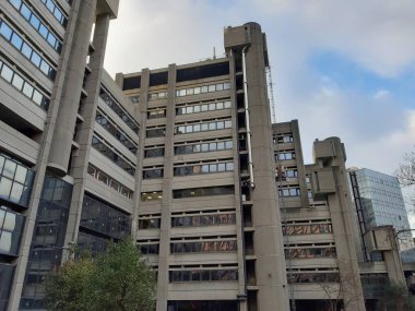 Cenova, İtalya - 14 Ocak 2021: Cenova şehir merkezinde modern inşaat, kışın arka planda gri ve mavi gökyüzü olan güzel yüksek gökyüzü.