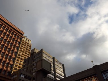 Cenova, İtalya - 14 Ocak 2021: Cenova şehir merkezinde modern inşaat, kışın arka planda gri ve mavi gökyüzü olan güzel yüksek gökyüzü.