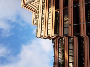 Cenova, İtalya - 14 Ocak 2021: Cenova şehir merkezinde modern inşaat, kışın arka planda gri ve mavi gökyüzü olan güzel yüksek gökyüzü.