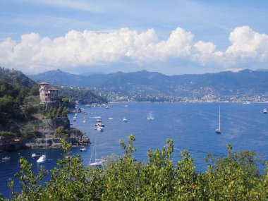 Portofino, İtalya - 09 / 01 / 2021: Portofino 'da kış günleri renkli evleri olan güzel körfez. Ligurian dağlarında yürüyüş.
