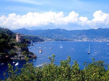 Portofino, İtalya - 09 / 01 / 2021: Portofino 'da kış günleri renkli evleri olan güzel körfez. Ligurian dağlarında yürüyüş.