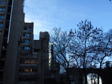 Cenova, İtalya - 25 Ocak 2021: Cenova şehir merkezinde modern inşaat, kışın arka planda gri ve mavi gökyüzü olan güzel yüksek gökyüzü.