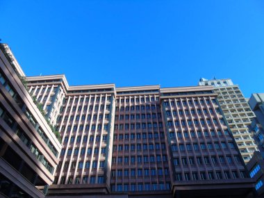 Cenova, İtalya - 25 Ocak 2021: Cenova şehir merkezinde modern inşaat, kışın arka planda gri ve mavi gökyüzü olan güzel yüksek gökyüzü.