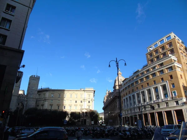 Genova イタリア 2021年1月25日 冬を背景に灰色と青の空を背景にした美しい高層ビル Genova市内中心部の近代的な建設 — ストック写真