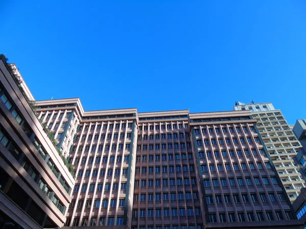Genova イタリア 2021年1月25日 冬を背景に灰色と青の空を背景にした美しい高層ビル Genova市内中心部の近代的な建設 — ストック写真