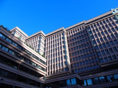 Cenova, İtalya - 25 Ocak 2021: Cenova şehir merkezinde modern inşaat, kışın arka planda gri ve mavi gökyüzü olan güzel yüksek gökyüzü.