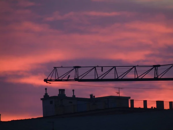 ジェノヴァ イタリア 2021年1月27日 背景に美しい赤い空とジェノヴァの街の冬の日に夕日の素晴らしいキャプション — ストック写真