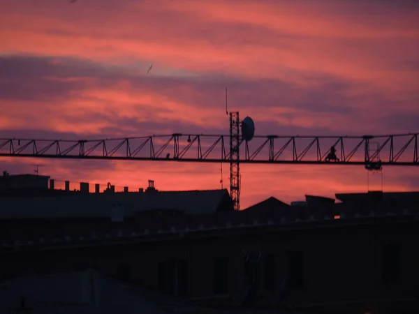 ジェノヴァ イタリア 2021年1月27日 背景に美しい赤い空とジェノヴァの街の冬の日に夕日の素晴らしいキャプション — ストック写真