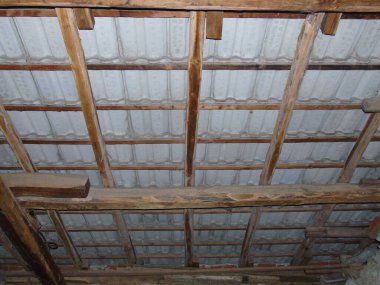 Ceneviz, İtalya - 28 Ocak 2021: Eski, terk edilmiş bir binanın güzel fotoğrafları. Eski ahşap ve levha metalden yapılmış bir çatı..