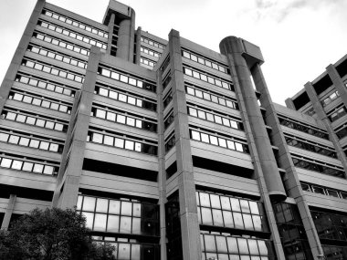 Cenova, İtalya - 25 Ocak 2021: Cenova şehir merkezinde modern inşaat, kışın arka planda gri ve mavi gökyüzü olan güzel yüksek gökyüzü.