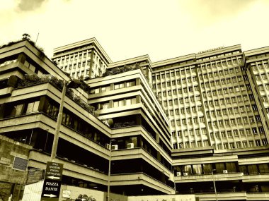 Cenova, İtalya - 25 Ocak 2021: Cenova şehir merkezinde modern inşaat, kışın arka planda gri ve mavi gökyüzü olan güzel yüksek gökyüzü.