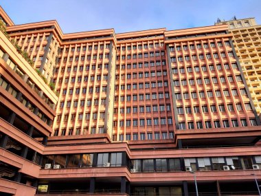  Cenova, İtalya - 25 Ocak 2021: Cenova şehir merkezinde modern inşaat, kışın arka planda gri ve mavi gökyüzü olan güzel yüksek gökyüzü.