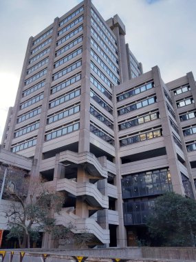  Cenova, İtalya - 25 Ocak 2021: Cenova şehir merkezinde modern inşaat, kışın arka planda gri ve mavi gökyüzü olan güzel yüksek gökyüzü.