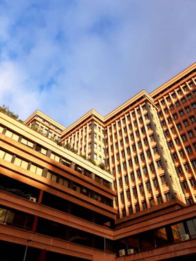  Cenova, İtalya - 25 Ocak 2021: Cenova şehir merkezinde modern inşaat, kışın arka planda gri ve mavi gökyüzü olan güzel yüksek gökyüzü.