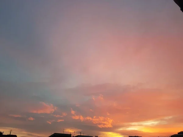 暮色的天空 淡淡的淡淡淡的色调 热那亚市上空的柔和的云彩的彩霞 — 图库照片