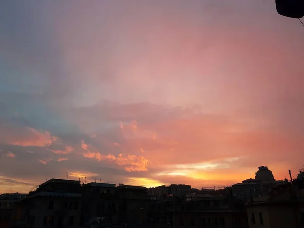 Alacakaranlık Gökyüzü Hafif Pastel Tonuyla Genova Şehrinin Üzerinde Yumuşak Bulutların — Stok fotoğraf