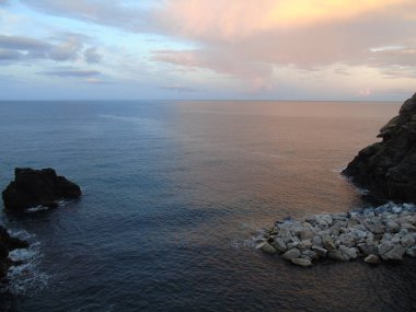 Cenova, İtalya - Şubat 09, 2021: Cenova Denizi üzerinde kış günbatımının muhteşem bir başlığı..