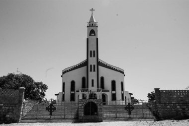 Asmara, Eritre - 15 Ocak 2021: Asmara ve Massawa yakınlarındaki vilajları gezmek. Ağaçların, dağların ve Eritre 'de iklimi çok sıcak olan bazı eski tipik evlerin inanılmaz bir başlığı.. 