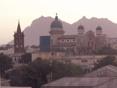 Asmara, Eritre - 15 Ocak 2021: Asmara ve Massawa yakınlarındaki vilajları gezmek. Ağaçların, dağların ve Eritre 'de iklimi çok sıcak olan bazı eski tipik evlerin inanılmaz bir başlığı.. 