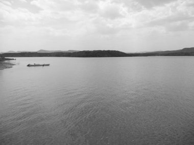 Kuzey Kızıldeniz, Eritre - 25 Ocak 2021: Asmara ve Massawa yakınlarındaki vilajları gezmek. Üzerinde gri gökyüzü olan teknelerin olduğu harika bir manşet..