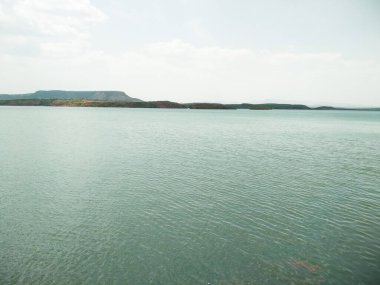 Kuzey Kızıldeniz, Eritre - 25 Ocak 2021: Asmara ve Massawa yakınlarındaki vilajları gezmek. Üzerinde gri gökyüzü olan teknelerin olduğu harika bir manşet..