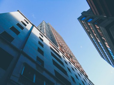 Cenova, İtalya - 26 Şubat 2021: Genova şehrinin bazı eski fotoğraflarını temel gereçlerle düzenlemek. Deniz kenarındaki eski binaların detaylı görüntüsü.