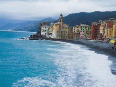 Liguria, İtalya - Mart, 01, 2021 - Küçük Ligurian köylerinden eski binalar ve köprüler. Arka planda deniz kenarı olan Roma ve ortaçağ mimarisi. Kıyı balıkçılığının güzel manzarası.