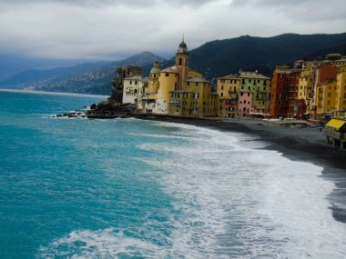 Liguria, İtalya - Mart, 01, 2021 - Küçük Ligurian köylerinden eski binalar ve köprüler. Arka planda deniz kenarı olan Roma ve ortaçağ mimarisi. Kıyı balıkçılığının güzel manzarası.