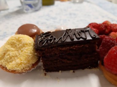 Cenova, İtalya - 5 Mart 2021: Renkli pastalar ve taze meyveli tatlılarla dolu tabanın güzel fotoğrafları.