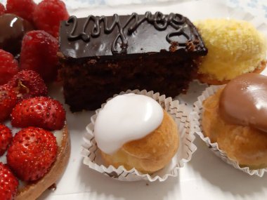 Cenova, İtalya - 5 Mart 2021: Renkli pastalar ve taze meyveli tatlılarla dolu tabanın güzel fotoğrafları.