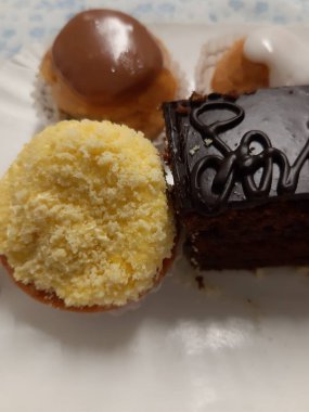 Cenova, İtalya - 5 Mart 2021: Renkli pastalar ve taze meyveli tatlılarla dolu tabanın güzel fotoğrafları.